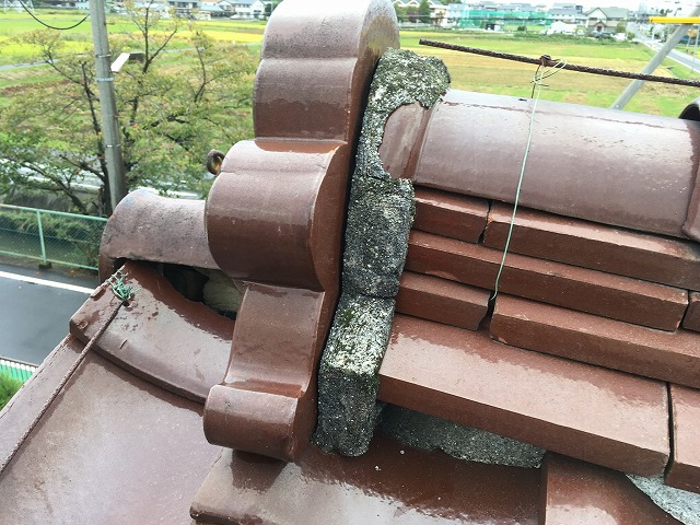 鬼瓦の漆喰が剥がれている